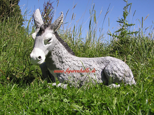 Esel Gartenfigur liegend