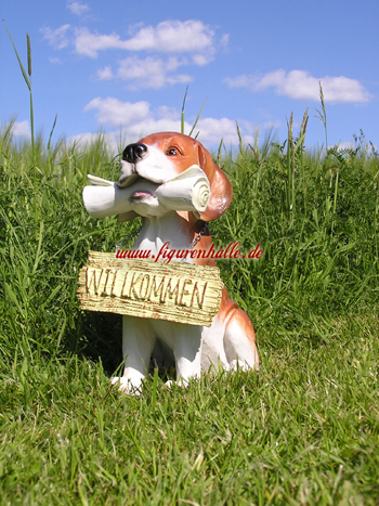 Hund mit Willkommen-Schild