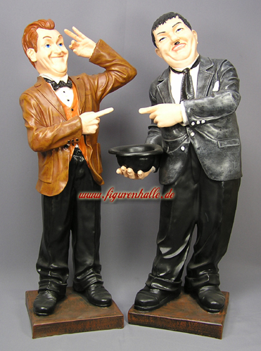 Dick und Doof als Butler Statuen