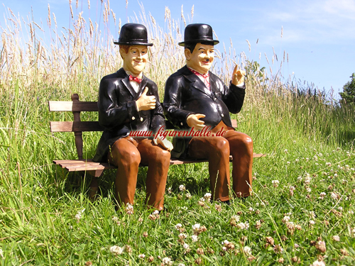 Dick und Doof auf Gartenbank