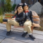 Preview: Dick und Doof auf Gartenbank Arm in Arm