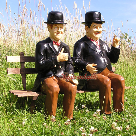 Stan Laurel und Oliver Hardy auf Bank