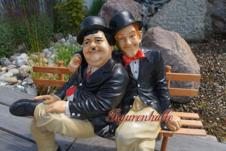 Preview: Stan & Oli Arm in Arm auf Bank