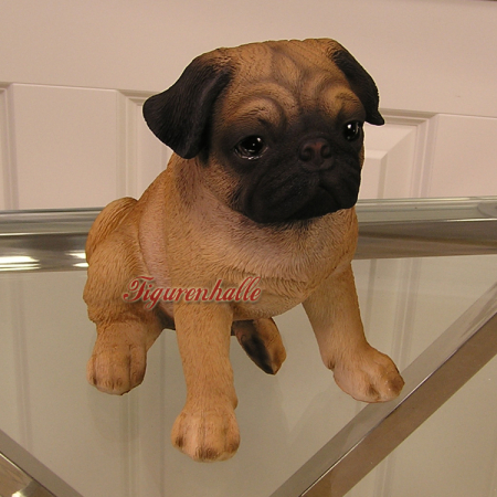 Beig Mops Figur im Garten