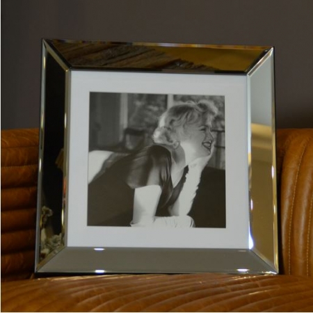 Spiegelrahmen auf Hand abstützend Marilyn Monroe auf Sofa