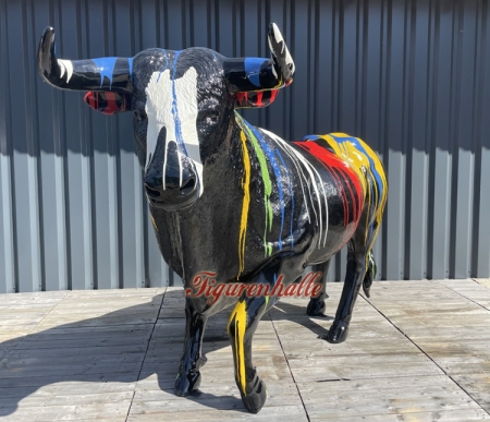 Lebensgroßer Stier als Figur mit Farbverlauf