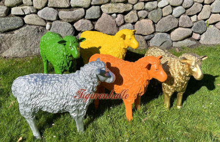 Schafe in verschiedenen Farben