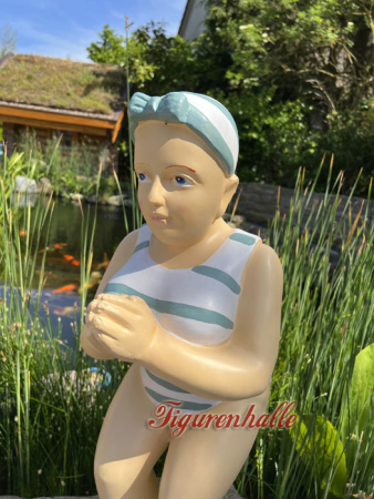 Preview: Badende Frau am Pool