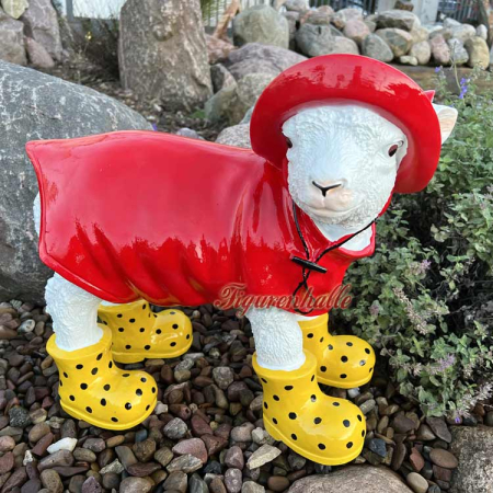 Preview: Lamm im Regenmantel rot mit Mütze Figur