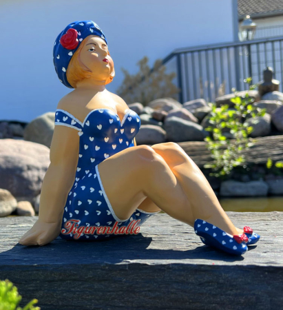 Preview: Frau mit Badeanzug und Retro Badkappe in blau weiß Figur