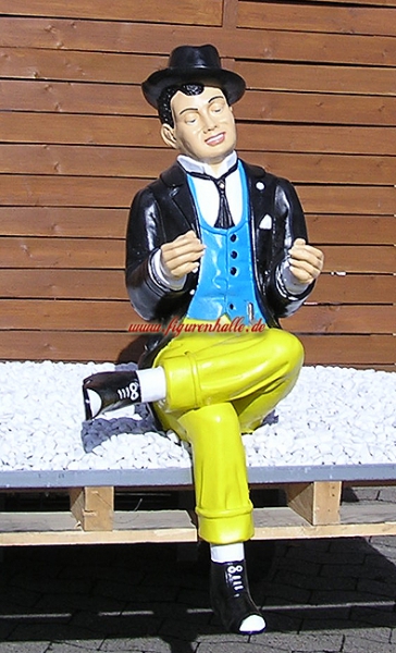 Mann sitzend mit Zeitung