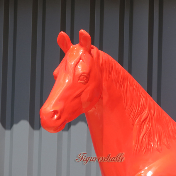 rotes originalgetreue Pferdeskulptur weiß glänzend