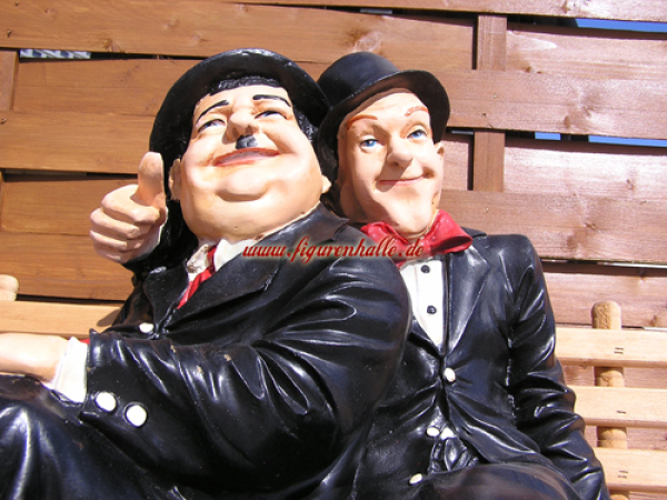 Dick und Doof auf Bank