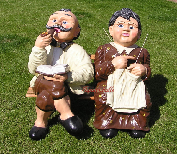Brauner Anzug und Kleid Oma Opa auf Garten Bank