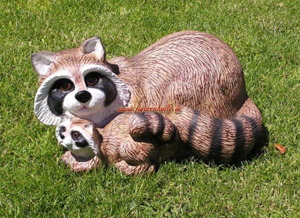 Raccoon figure