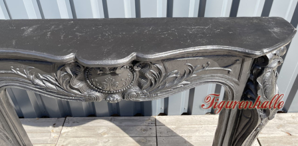 Romantische Kaminumrandung schwarz Wand