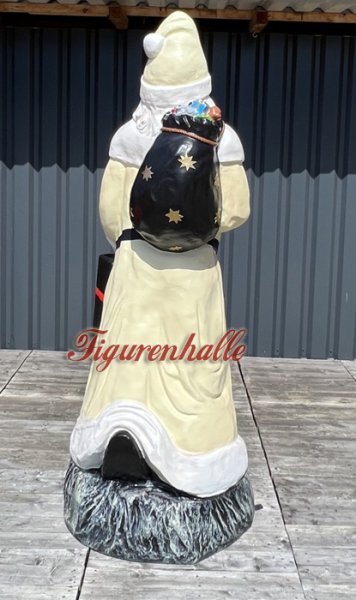 Weihnachtsmann als Statue in weißem Gewand