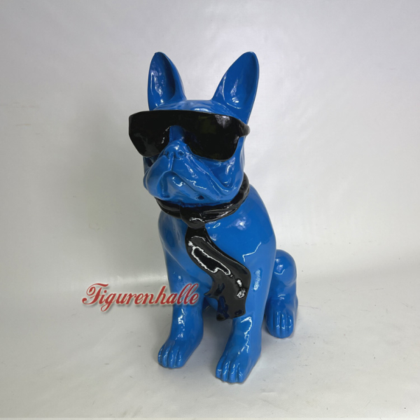 Blauer Hund mit Brille als Figur und Skulptur am Pool