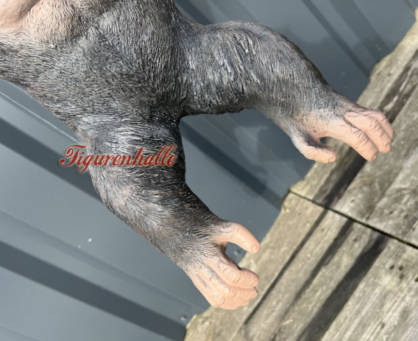 Gorilla Figur lebensecht hängend
