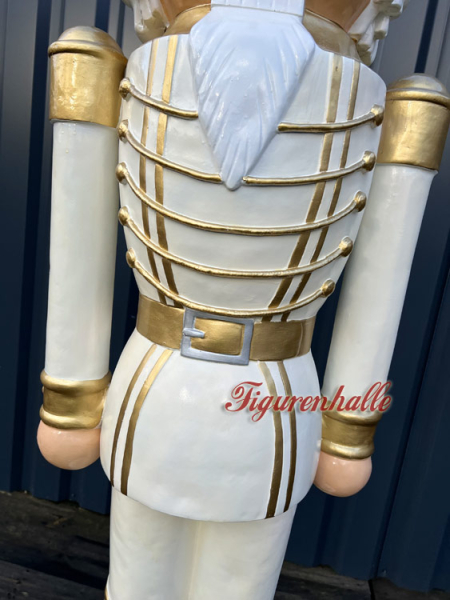 Klassischer beige Nussknacker Deko im Winter