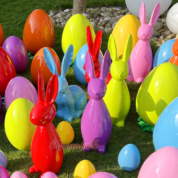 Minimalistische Deko-Ostereier und Osterhasen