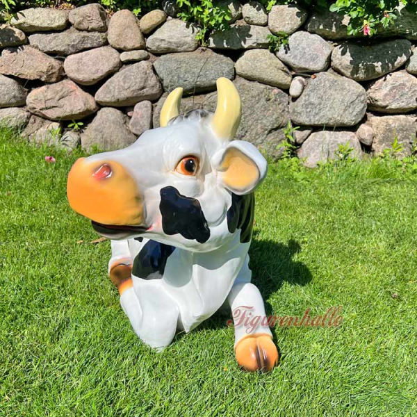 Kuh liegend im Garten als Deko idee