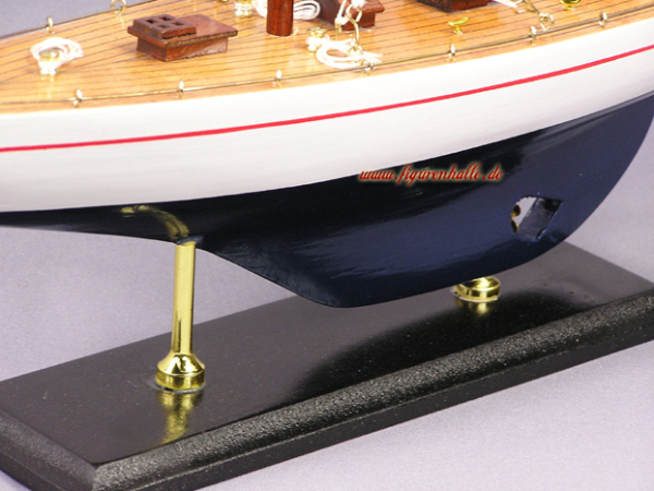 Handgefertigtes Defender Modellschiff in klassischer Bauweise.