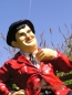 Preview: Dick & Doof in roter Jacke auf Bank Preview: Dick & Doof in roter Jacke auf Bank
