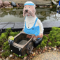 Preview: Seehund mit Schubkarre Gartenfigur