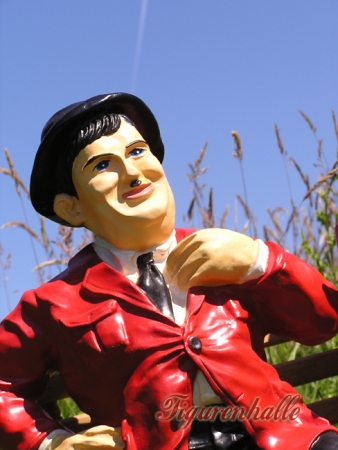 Preview: Dick und Doof auf Bank Preview: Dick & Doof in roter Jacke auf Bank