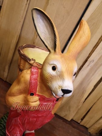 Preview: Großer Osterhase mit Kiepe als Figur und roter Latzhose Preview: Ostern Dekoration