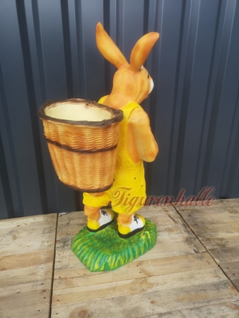 Preview: Großer Osterhase mit Kiepe und gelber Hose als Figur Preview: Toni Osterhase witzige Gartenfigur
