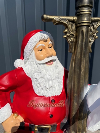 Weihnachtsmann Nikolaus an Lampe Statue