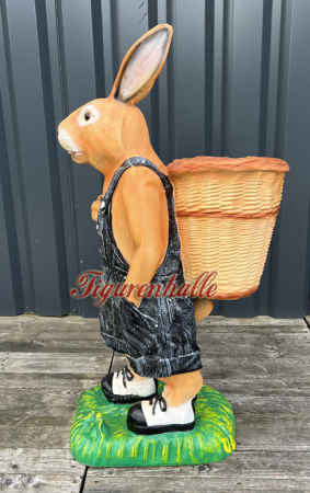 Preview: Großer Osterhase mit Kiepe als Figur mit schwarzer Latzhose Preview: Osterhase Figur Lustig Österliche Außendekoration