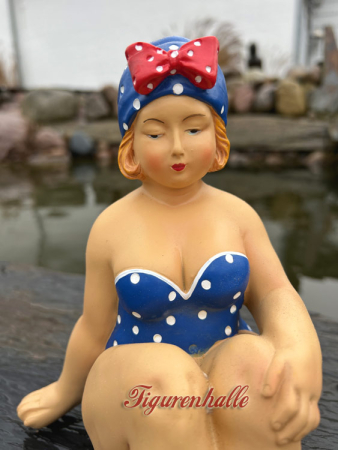Preview: Schwimmerin Figur klein Badeanzug blau mit Punkten Preview: Gartenfigur Badenixe Figur als Kantensitzer