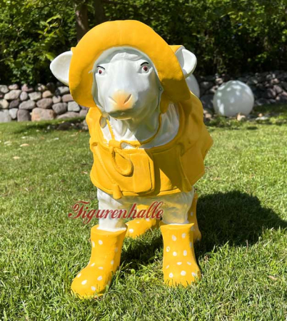 Preview: Schaf mit Regenmantel und Stiefel in gelb Preview: Schaf Figur mit Stiefeln und Süd-Wester Deko