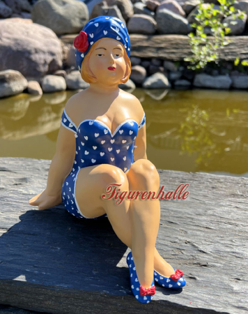 Preview: Schwimmerin Figur Badeanzug blau mit Punkten Preview: Gartenfigur Badenixe Figur als Kantensitzer
