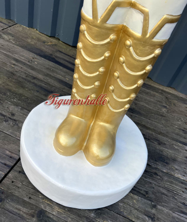 Advent decoration idea: white nutcracker statue