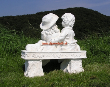 Preview: Junge und Mädchen auf der Bank Preview: Weiße Gartendekoration