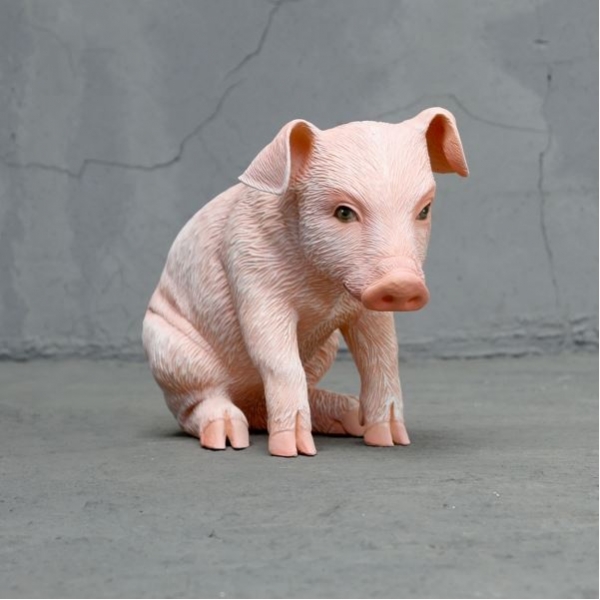 Schwein Figur sitzend