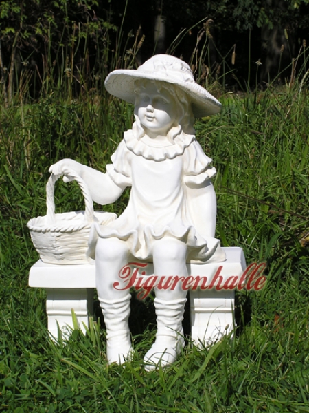 Mädchen auf der Bank Gartenfigur