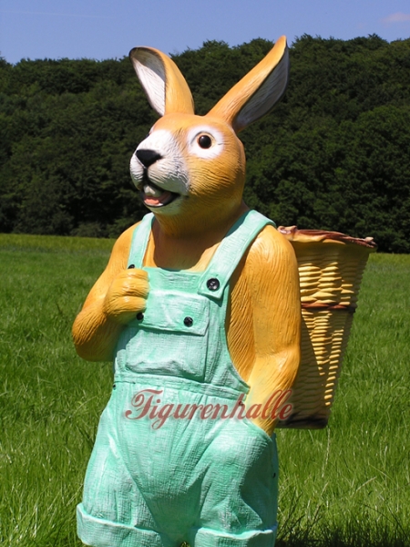 Hase mit Latzhose