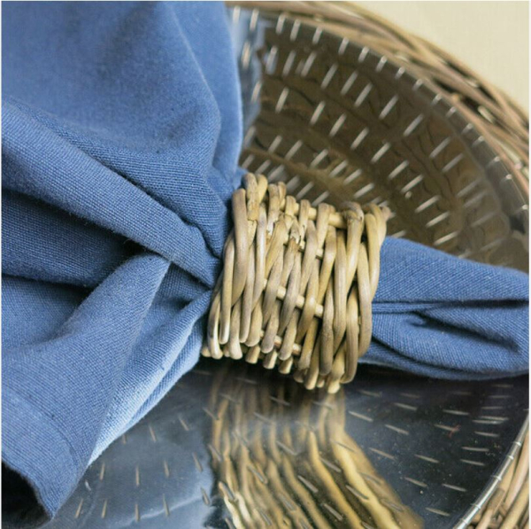 Rattan Serviettenringe in Korb