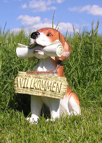 Hund mit Willkommen-Schild