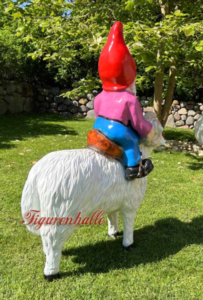 Gartenzwerg auf Schäfchen